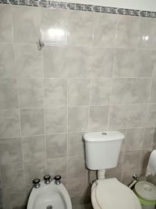 een badkamer met een toilet en een bidet bij Depto cómodo y confortable in Olavarría +5 foto's