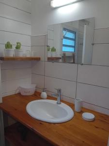 un baño con lavabo y espejo en Lukila Bungalow At Rustine and Pompette's, en Saint-François