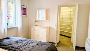 een slaapkamer met een dressoir en een kast bij FEWO VRONI - Wohlfühlambiente mit Stil und Terasse in Rattelsdorf