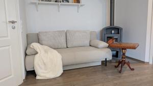 een woonkamer met een bank en een tafel bij FEWO VRONI - Wohlfühlambiente mit Stil und Terasse in Rattelsdorf
