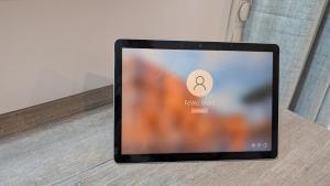 een tabletcomputer die bovenop een vloer staat bij FEWO VRONI - Wohlfühlambiente mit Stil und Terasse in Rattelsdorf +7 foto's