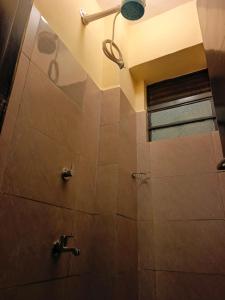 un baño con ducha con lavabo en Lin PrimeStay Suites Kisumu, en Kisumu