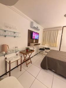 Una televisión o centro de entretenimiento en Flat Completo Natal Praia do Meio