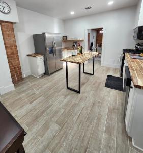 Kuchyň nebo kuchyňský kout v ubytování Carmie's 1920 bungalow on Main St