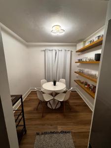 西棕榈滩Cozy 3BR WPB Cottage的小型用餐室配有桌椅 更多1张照片