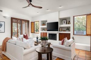 Posezení v ubytování Serenity and southwest charm views hot tub.