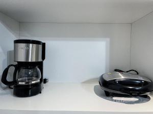 a coffee maker sitting on top of a counter at Studio Novíssimo Mauá 1108 in Rio de Janeiro