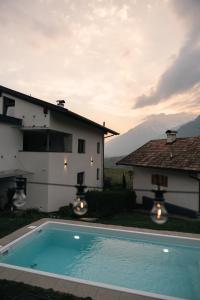 シェーナにあるAntonya Apartmentsのヴィラ(家の前にスイミングプール付)