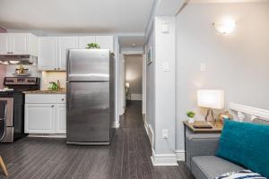 Kuchyň nebo kuchyňský kout v ubytování Stylish Ottawa Getaway for 5