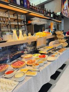 Un buffet con muchos platos de comida en una mesa. en Prestige Forest Zlatibor, en Zlatibor