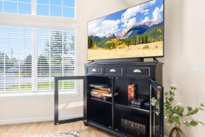 TV a/nebo společenská místnost v ubytování CDA Getaway! King Beds, Gear Storage, RV & Trailer Parking, 1 Mile to the Lake!