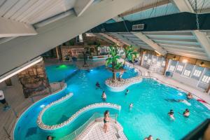 an overhead view of a large swimming pool in a hotel at Cottage Tjill 6 pers Loonse en Drunense duinen en Efteling in Kaatsheuvel
