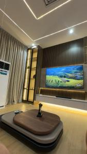 Una televisión o centro de entretenimiento en Oschomes