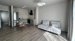 a bedroom with a bed and a table and a kitchen at Cacao apartamento, Las Galletas in Las Galletas