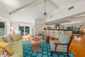 una sala de estar con un sofá y una mesa en Slice of Paradise, en James Cipriani Heliport