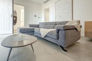 un salon avec un canapé et une table dans l'établissement Villa Luce in Sardegna, à Porto Pozzo