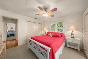 1 dormitorio con cama roja y ventilador de techo en Slice of Paradise, en James Cipriani Heliport 81 fotos más