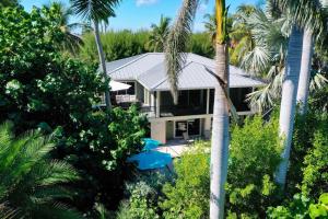 una vista aérea de una casa con palmeras en Slice of Paradise, en James Cipriani Heliport