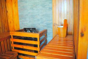 a room with a sauna with a wooden floor at Termas Concepcion in Concepción del Uruguay +38 photos