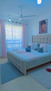 Postel nebo postele na pokoji v ubytování Mombasa Air-BnB Two bedroom apartment + 13 fotografií