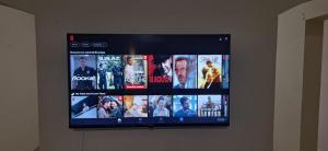 een flatscreen-tv die aan de muur hangt bij Relaxing and Serene Guest Room in Cancino