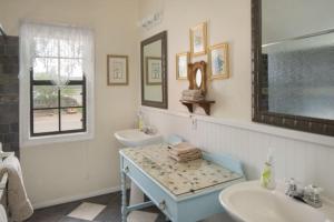 ein Badezimmer mit Waschbecken, Toilette und Spiegel in der Unterkunft Quarter Horse Lodge Grand Southwest Cabin Sleeps 16 Amazing Views Near Grand Canyon in Williams + 53 Fotos