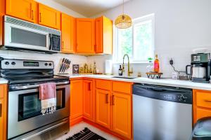 Kuchyň nebo kuchyňský kout v ubytování Jungle House Luxury Stays - Columbus Downtown Short North