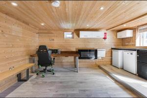 una oficina con escritorio y silla en una habitación en Windy Wood, en Hatfield
