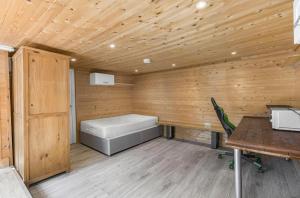 Habitación con sauna con banco y mesa en Windy Wood, en Hatfield