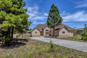 une maison avec allée et arbres dans l'établissement Splendid 3BR Cottage Sleeps 10 Ideal Location for Key Attractions Great Value Lots of Amenities, à Williams