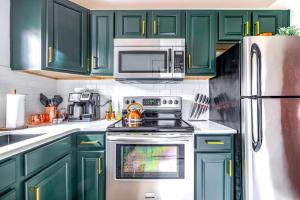 Köök või kööginurk majutusasutuses Jungle House Luxury Homes - Columbus Downtown Short North - Steps to Convention Center & Nationwide Arena - Sleeps up to 10 - Free Parking - Over 5,800 Five Stars