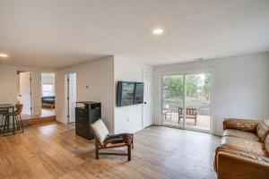 Μια τηλεόραση ή/και κέντρο ψυχαγωγίας στο Hike, Fish and Explore Cozy Home in Otis Orchards!