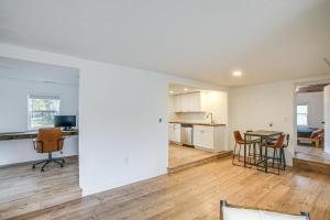 Η κουζίνα ή μικρή κουζίνα στο Hike, Fish and Explore Cozy Home in Otis Orchards! +16 φωτογραφίες