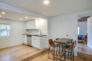 Η κουζίνα ή μικρή κουζίνα στο Hike, Fish and Explore Cozy Home in Otis Orchards!