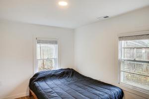 Ένα ή περισσότερα κρεβάτια σε δωμάτιο στο Hike, Fish and Explore Cozy Home in Otis Orchards!