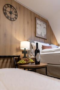 Nápoje v ubytování Gästehaus zum roten Hahn