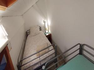 Un dormitorio pequeño con una cama en una habitación pequeña. en À deux pas du courant, en Mimizan-Plage 15 fotos más