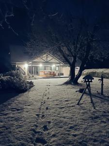 una casa con huellas en la nieve por la noche en Casa alla Torre, en Vollersode