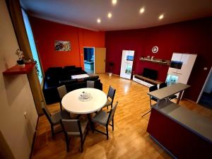 sala de estar con mesa, sillas y piano en Apartmán u Kostnice, en Kutná Hora 6 fotos más