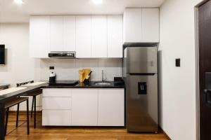 Køkken eller tekøkken på Elephant Suite