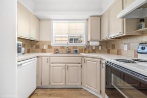 Kuchyň nebo kuchyňský kout v ubytování CDA Getaway! King Beds, Gear Storage, RV & Trailer Parking, 1 Mile to the Lake!