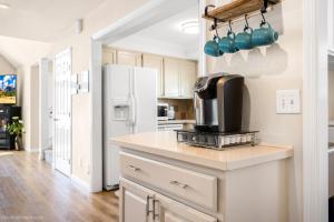 Kuchyň nebo kuchyňský kout v ubytování CDA Getaway! King Beds, Gear Storage, RV & Trailer Parking, 1 Mile to the Lake! + 27 fotografií