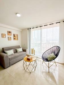ein Wohnzimmer mit einer Couch und einem Sessel in der Unterkunft Tu Hogar en Floridablanca - Apto de 2 Habitaciones con Aire Acondicionado in Floridablanca
