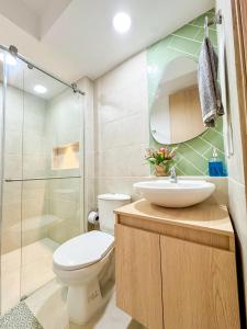 ein Badezimmer mit Toilette, Waschbecken und Dusche in der Unterkunft Tu Hogar en Floridablanca - Apto de 2 Habitaciones con Aire Acondicionado in Floridablanca