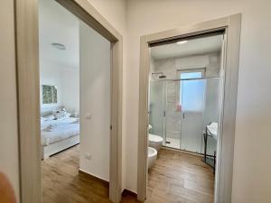 Un baño con inodoro y una cama en una habitación. en Suite dei Principi 3, aeroporto e parcheggio gratuito, en Bari 30 fotos más