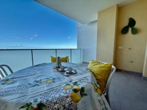 una habitación con una mesa con una lámpara. en Suite dei Principi 3, aeroporto e parcheggio gratuito, en Bari