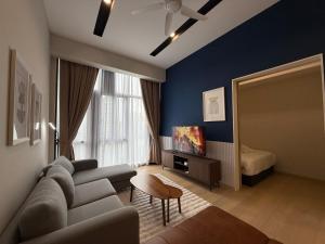 Una televisión o centro de entretenimiento en Star Residance KLCC by Nexus