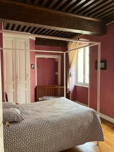 Voodi või voodid majutusasutuse Maison de charme avec plafonds et parquets anciens toas