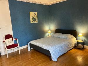 Voodi või voodid majutusasutuse Maison de charme avec plafonds et parquets anciens toas +36 fotot