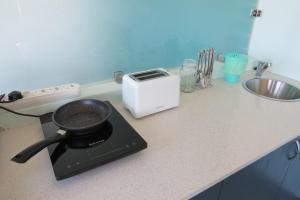 Kuchyň nebo kuchyňský kout v ubytování The Sundowner Room